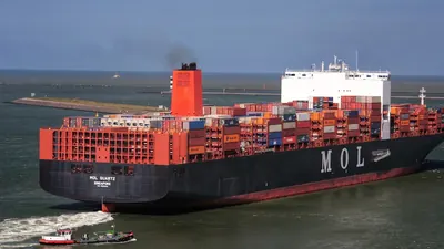 Iran sperrt Hormustraße: Schiff getroffen
