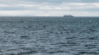Hormus: IRGC beschießt Tanker unter US-Luftschutz