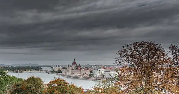 Ungarn wählt: Magyar führt klar, Orbán kämpft bis zum Schluss